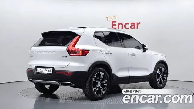 Volvo XC40 2019 — Şəkil 26/33