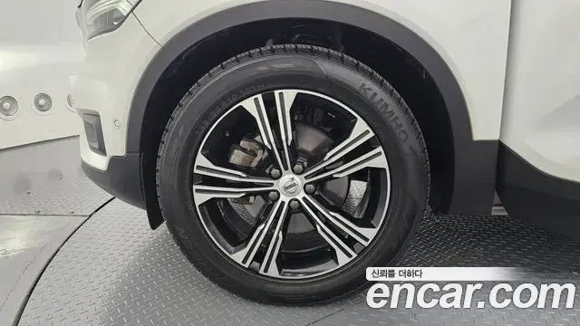 Volvo XC40 2019 — Şəkil 10/33