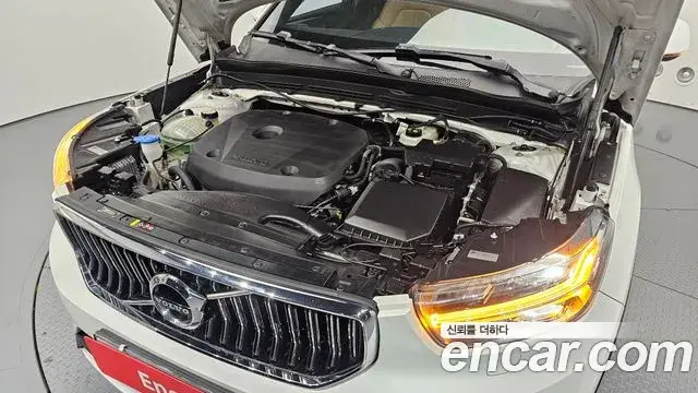 Volvo XC40 2019 — Şəkil 24/33