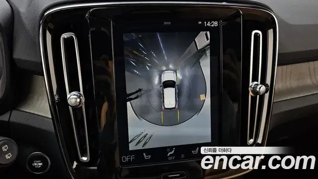 Volvo XC40 2019 — Şəkil 29/33