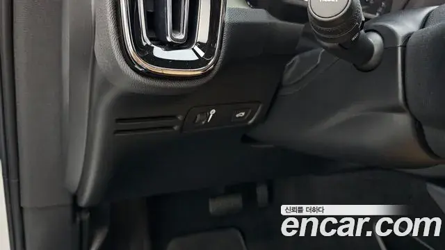 Volvo XC40 2019 — Şəkil 22/33