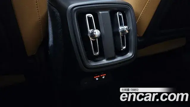 Volvo XC40 2019 — Şəkil 21/33