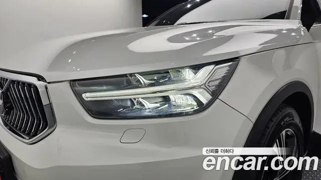 Volvo XC40 2019 — Şəkil 30/33