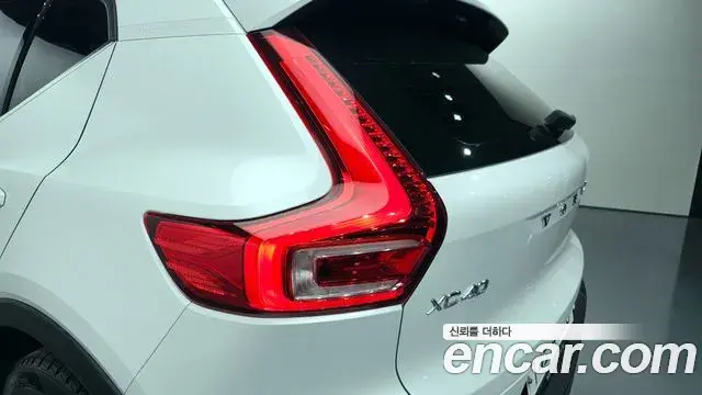 Volvo XC40 2019 — Şəkil 23/33