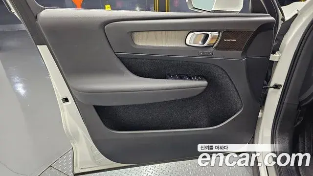 Volvo XC40 2019 — Şəkil 16/33