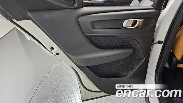 Volvo XC40 2019 — Şəkil 17/33