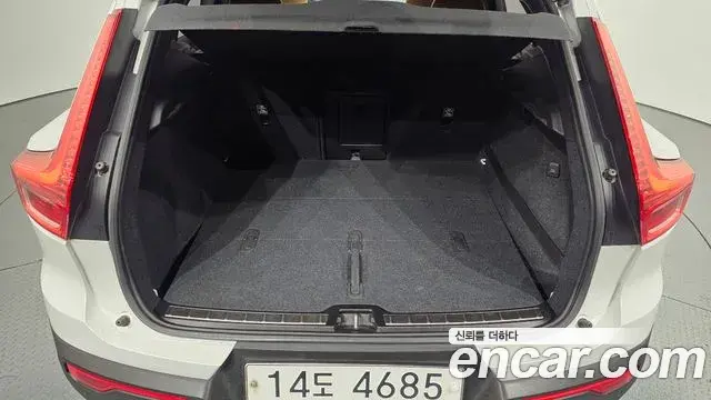 Volvo XC40 2019 — Şəkil 15/33