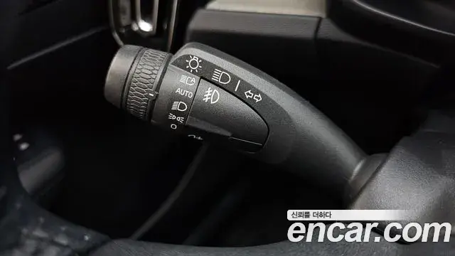 Volvo XC40 2019 — Şəkil 27/33