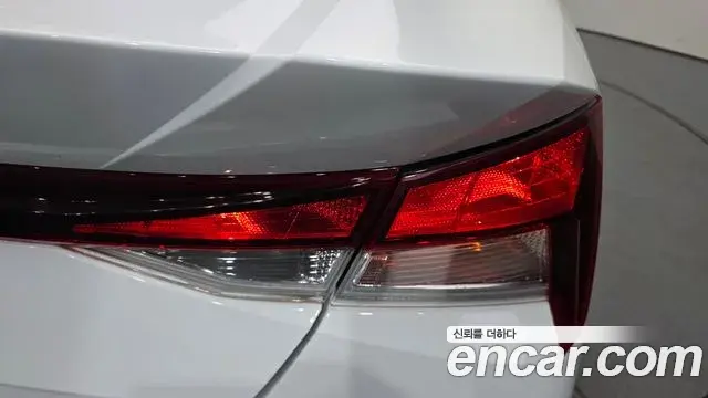 Hyundai The New Avante Hybrid 2020 — Photo 19/30