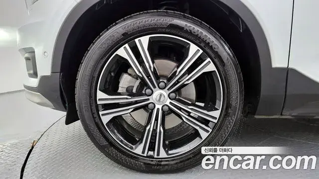 Volvo XC40 2021 — Şəkil 27/38