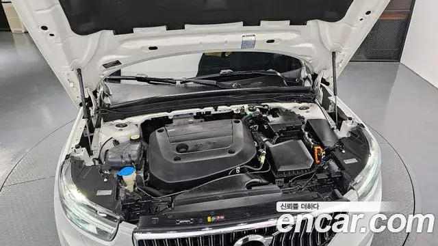 Volvo XC40 2021 — Şəkil 13/38