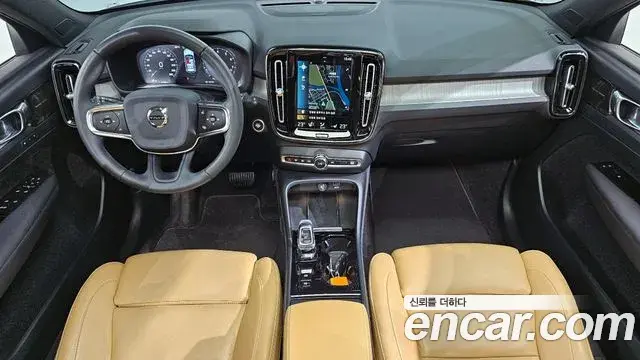 Volvo XC40 2021 — Şəkil 25/38