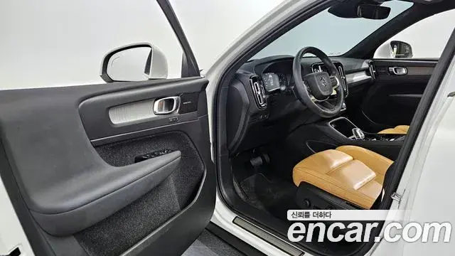 Volvo XC40 2021 — Şəkil 16/38