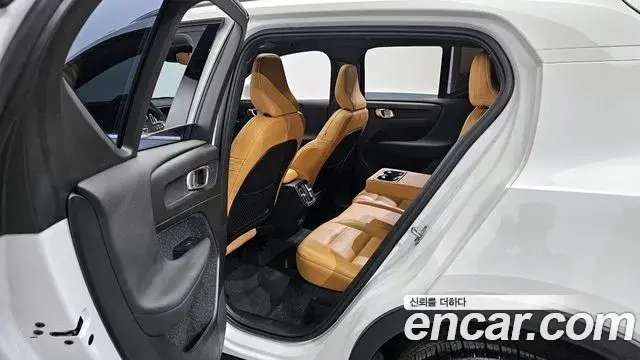 Volvo XC40 2021 — Şəkil 19/38