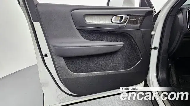 Volvo XC40 2021 — Şəkil 30/38