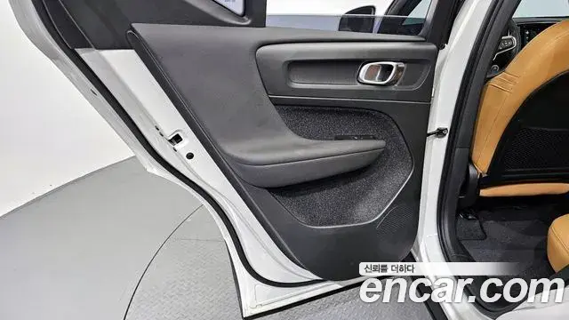 Volvo XC40 2021 — Şəkil 31/38