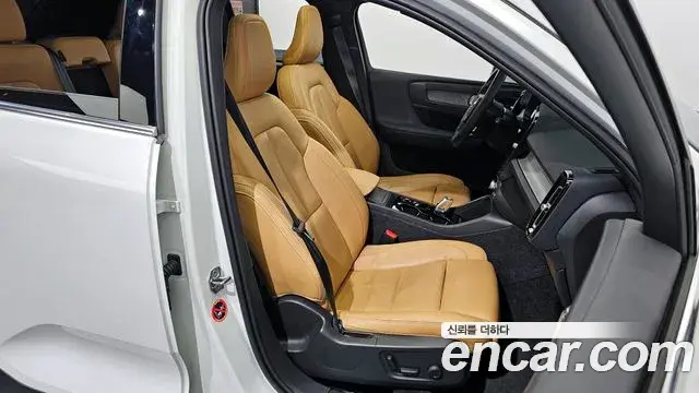 Volvo XC40 2021 — Şəkil 33/38
