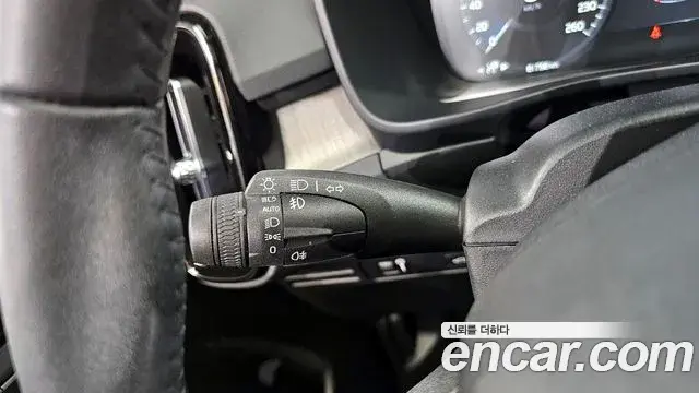 Volvo XC40 2021 — Şəkil 8/38