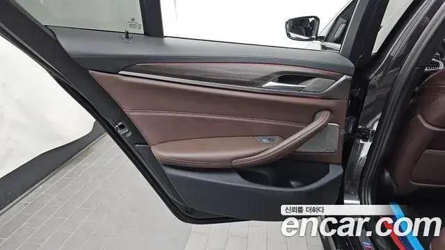BMW 5 Series 2020 — Photo 17/32
