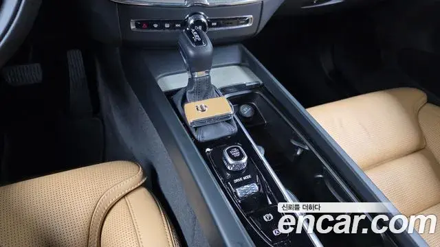 Volvo XC60 2018 — Şəkil 5/35