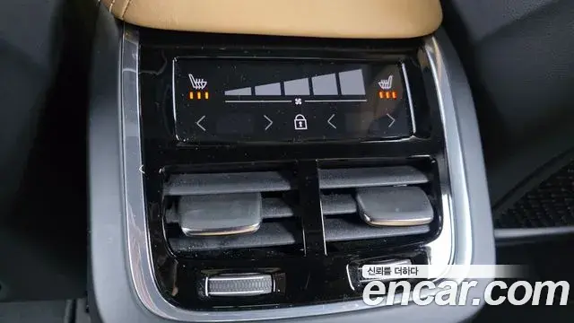 Volvo XC60 2018 — Şəkil 22/35