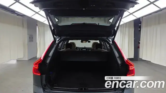 Volvo XC60 2018 — Şəkil 10/35