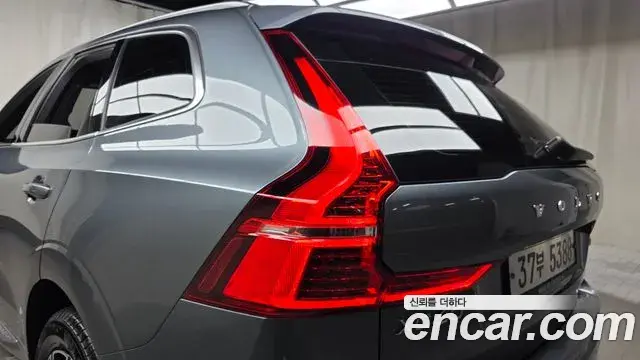 Volvo XC60 2018 — Şəkil 18/35