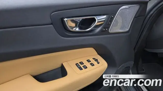 Volvo XC60 2018 — Şəkil 12/35