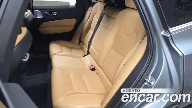 Volvo XC60 2018 — Şəkil 34/35