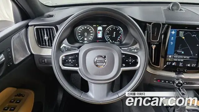 Volvo XC60 2018 — Şəkil 24/35