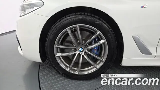 BMW 5 Series 2018 — Şəkil 22/32