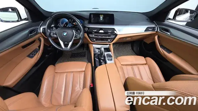 BMW 5 Series 2018 — Şəkil 29/32