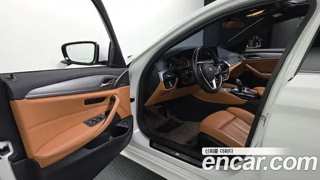 BMW 5 Series 2018 — Şəkil 18/32