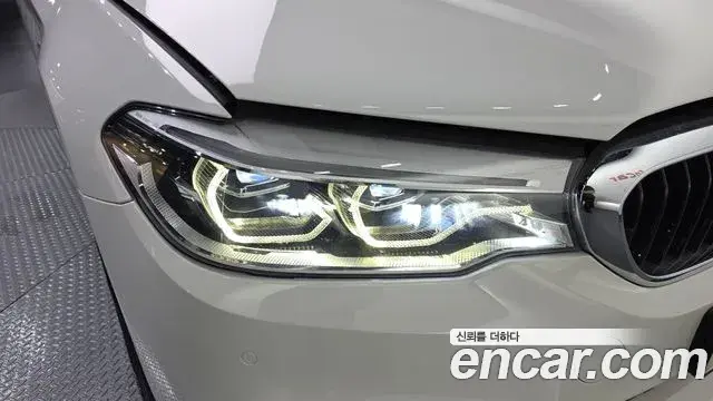 BMW 5 Series 2018 — Şəkil 26/32