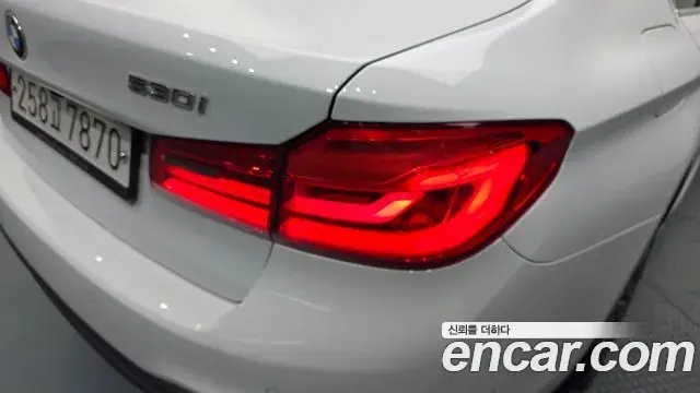 BMW 5 Series 2018 — Şəkil 15/32