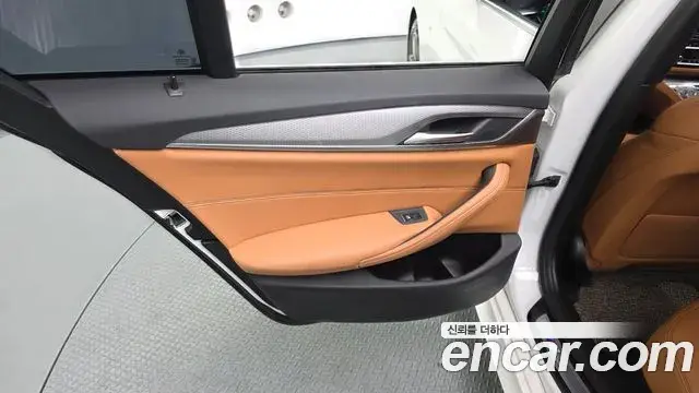 BMW 5 Series 2018 — Şəkil 2/32