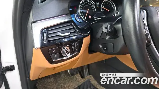 BMW 5 Series 2018 — Şəkil 9/32