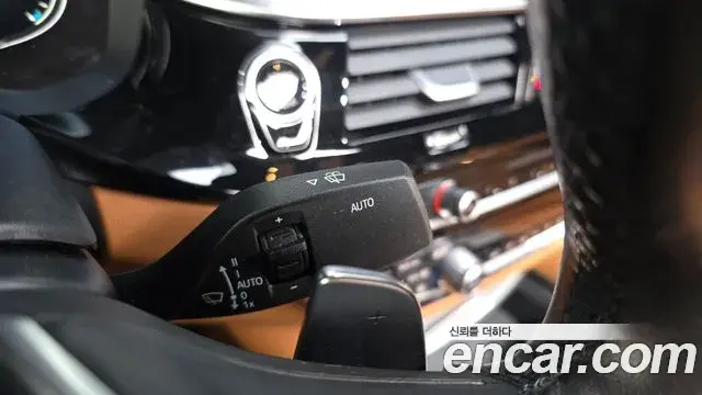 BMW 5 Series 2018 — Şəkil 28/32
