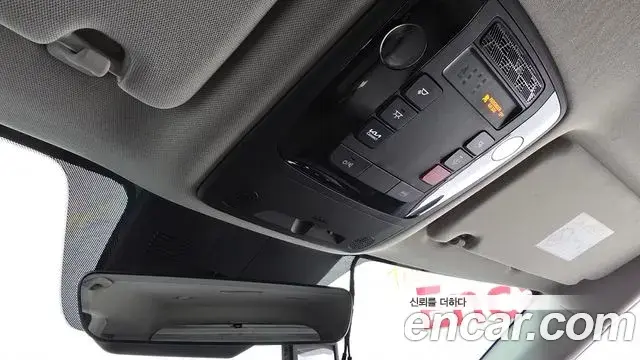 Kia Carnival 2024 — ფოტო 27/32