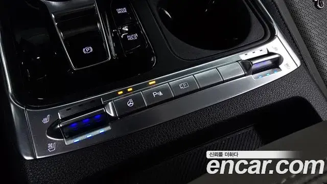 Kia Carnival 2024 — ფოტო 23/32