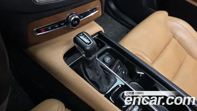 Volvo XC90 2018 — Şəkil 11/20