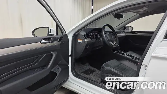 Volkswagen Passat GT 2022 — Şəkil 17/31