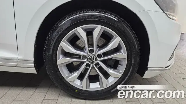 Volkswagen Passat GT 2022 — Şəkil 30/31