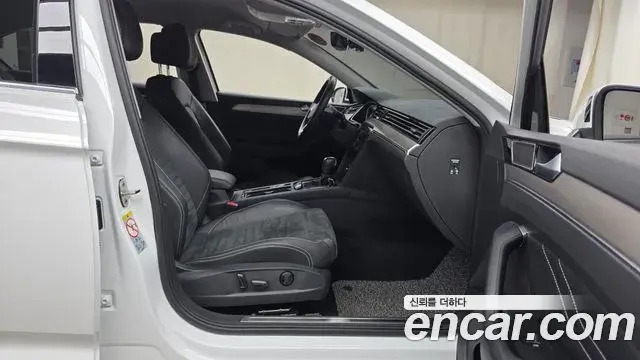 Volkswagen Passat GT 2022 — Şəkil 24/31