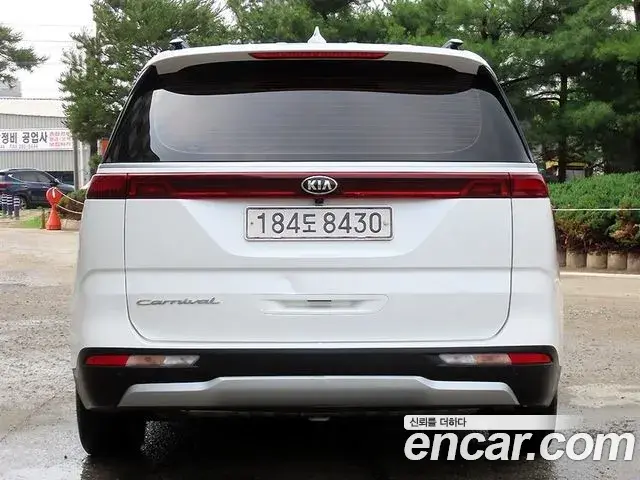 Kia Carnival 2021 — ფოტო 18/20