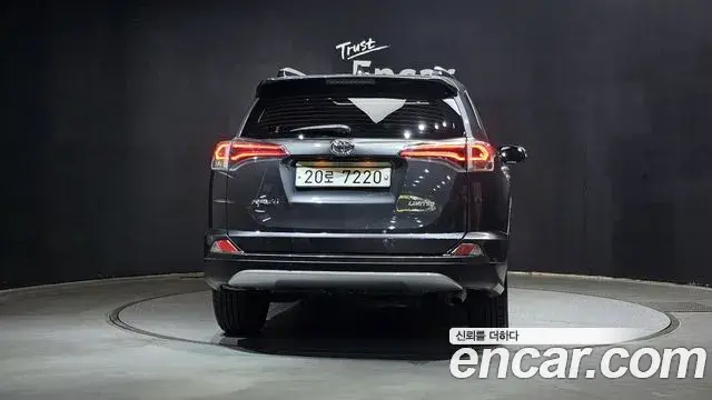 Toyota RAV4 2018 — Photo 4/20