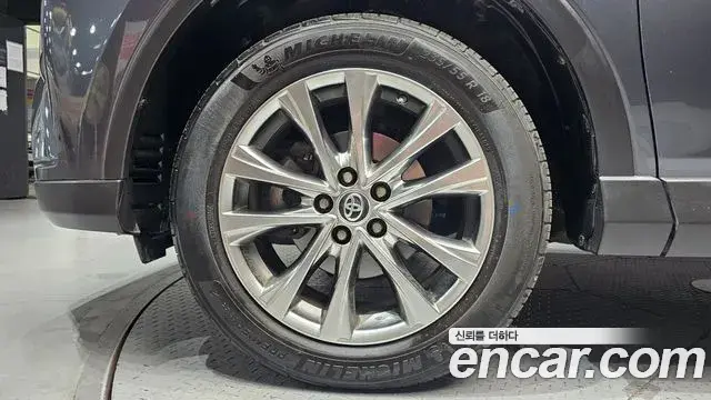 Toyota RAV4 2018 — Photo 5/20