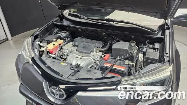 Toyota RAV4 2018 — Photo 6/20