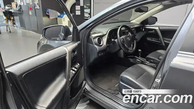 Toyota RAV4 2018 — Photo 10/20