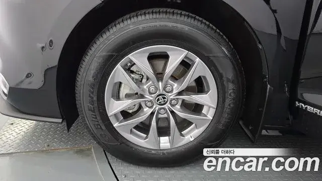 Toyota Sienna 2021 — ფოტო 21/34